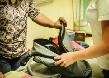 Revisión a mochilas de alumnos no es obligatoria