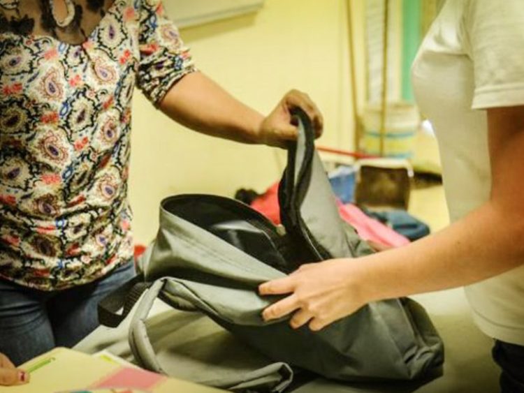 Revisión a mochilas de alumnos no es obligatoria