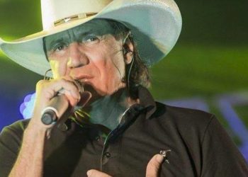 Muere cantante en escenario
