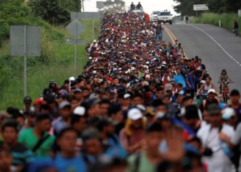 Migrantes piden empleo y paso libre a AMLO