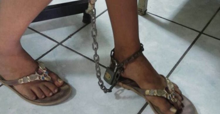 Padres tenían encadenada a niña; policías la rescatan
