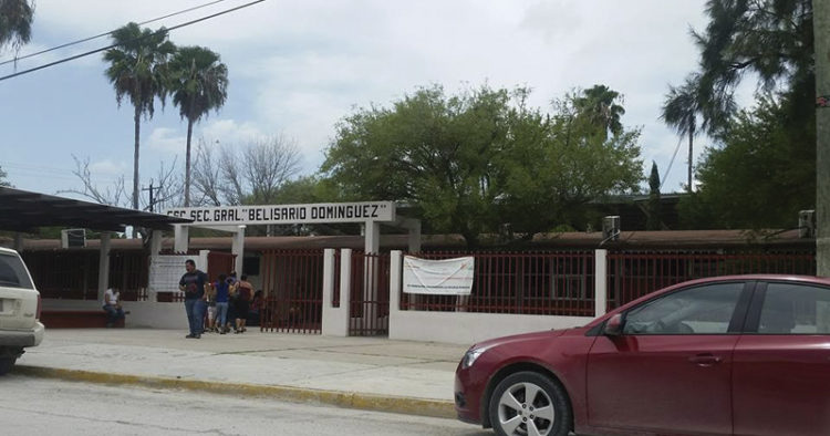 Árbol cae en cabeza de intendente de la secundaria “Belisario Domínguez”