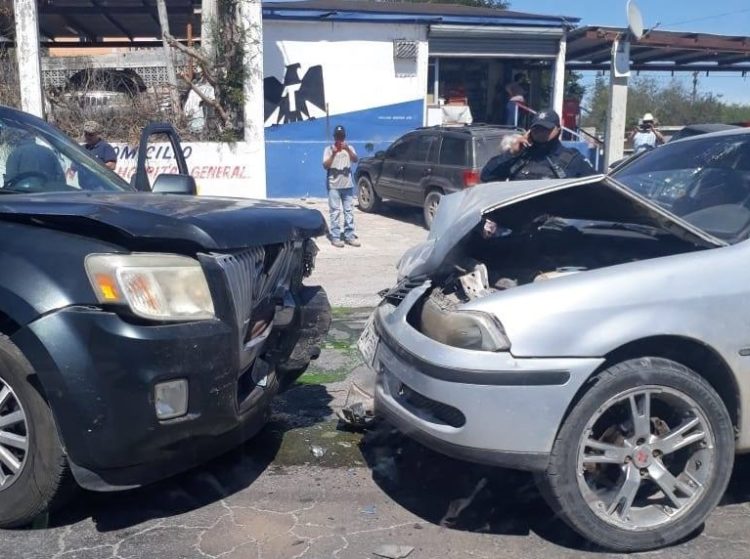 Chocan de frente; dos heridos