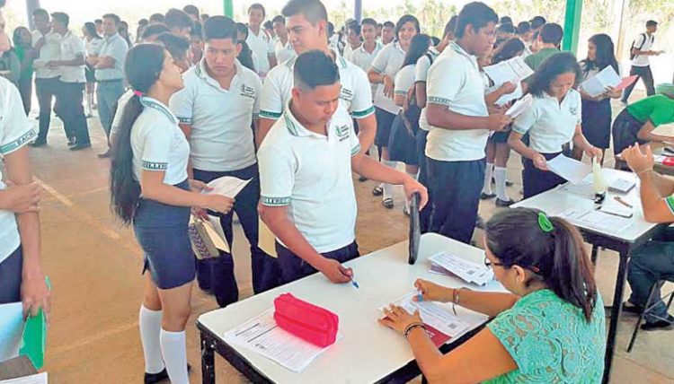 Bajan a 8 el promedio para recibir becas del Estado