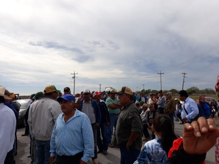 No hay paso, cierran carretera federal