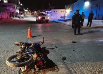 Choca camioneta contra motocicleta en zona centro