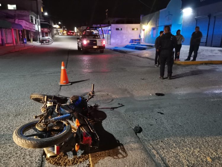 Choca camioneta contra motocicleta en zona centro