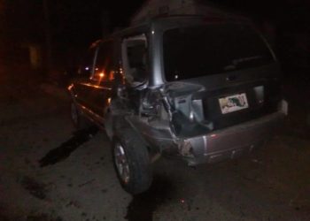 Joven se estrella contra camioneta estacionada