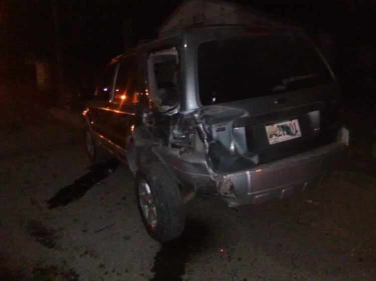 Joven se estrella contra camioneta estacionada