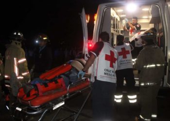 Dos niños sobreviven a mortal volcadura; falleció una mujer
