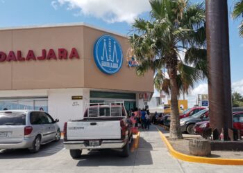Se disfraza de “empleado” y asalta farmacia Guadalajara