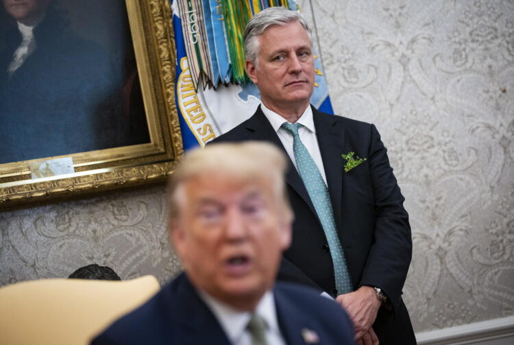 Positivo a COVID-19 asesor muy cercano al presidente Trump