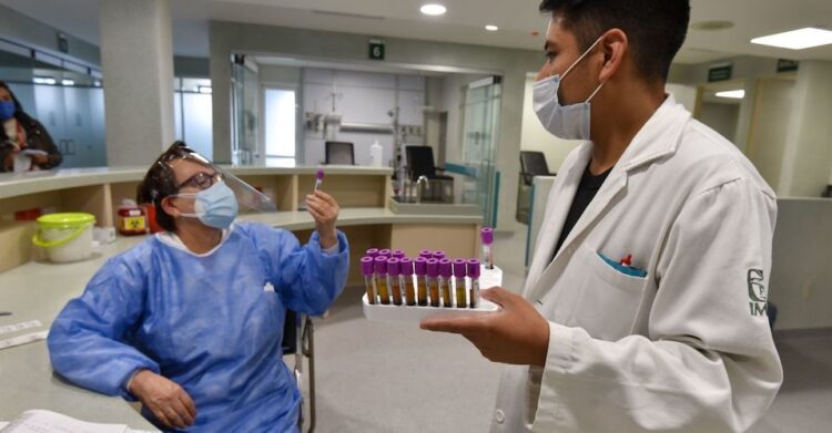 Chinos y estadunidenses ensayarán en México vacuna contra el COVID