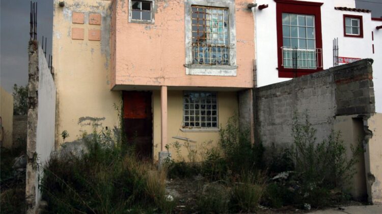Abandonan familias más de 12 mil casas
