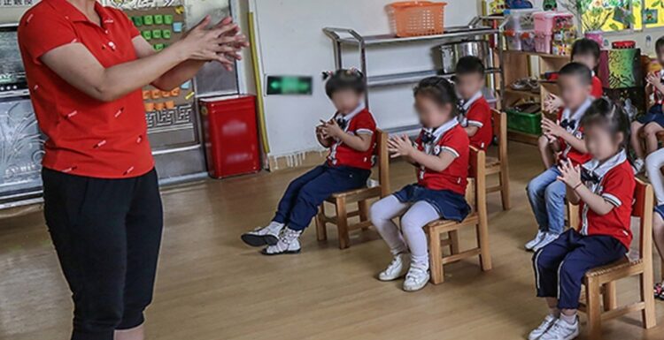 Maestra envenena a niños de kínder; la condenan a muerte