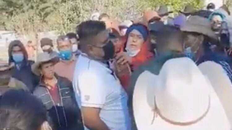 Lagrimas salvan a alcalde a punto de ser ahorcado por su pueblo