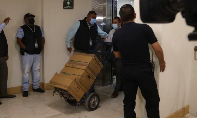 Fiscalía presenta 6 cajas con supuestas PRUEBAS contra Cabeza De Vaca