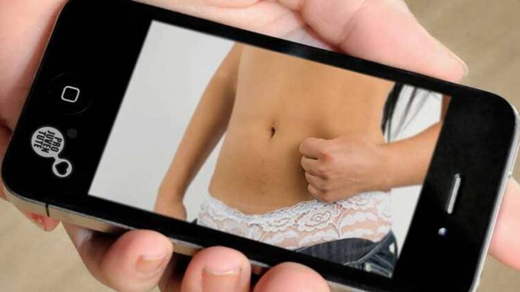 Investigan a maestra por envíar fotos desnuda a estudiantes
