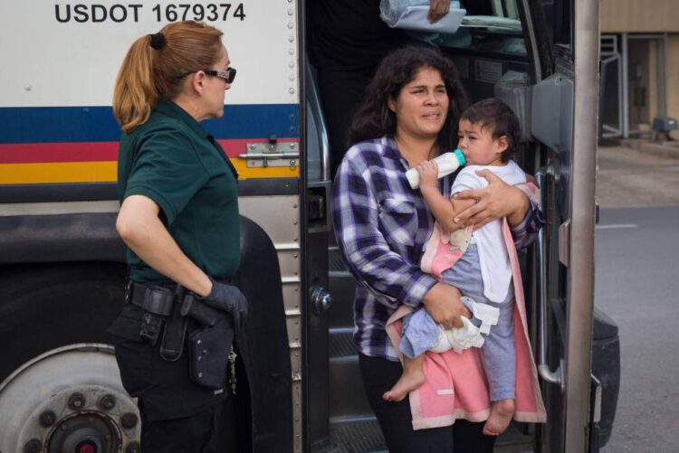 EU podría conceder residenciales legales de 5 años a migrantes con muy poca antiguedad