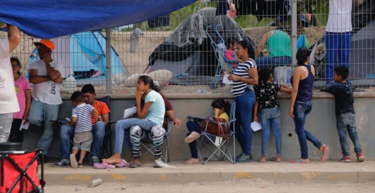 Inicia EU proceso de asilo de migrantes apostados en Matamoros