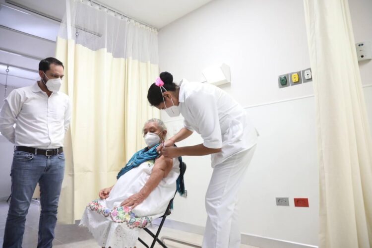 En Marzo comenzarán a vacunar a los adultos mayores