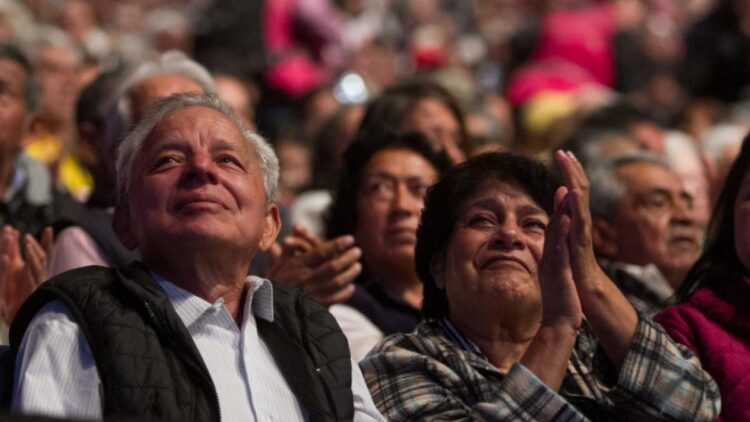 Ahora sí lloverá dinero para abuelitos; AMLo anuncia que subirá pensión a 6 mil pesos