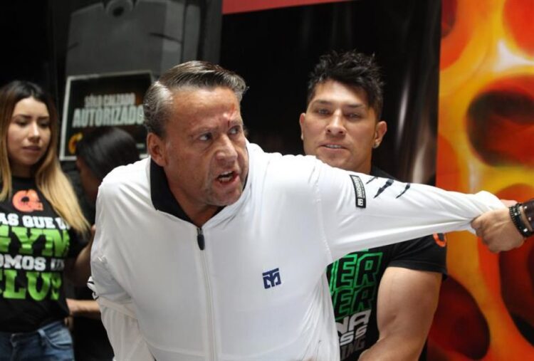 Armado con pistola amenaza con matar a familia