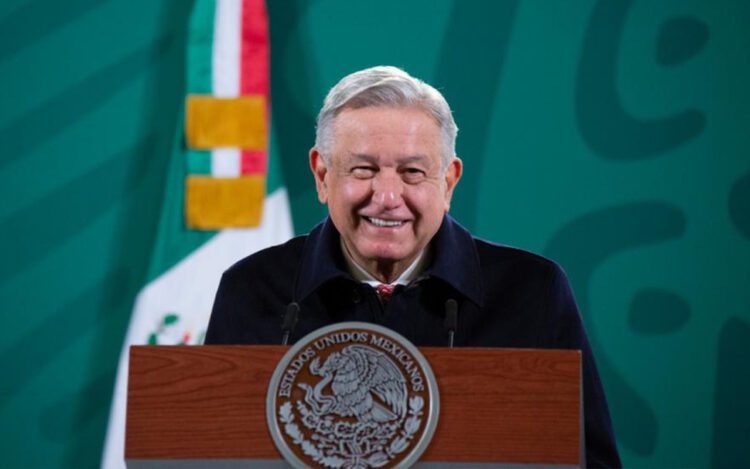 Defiende AMLO resistencia contra mujeres en Palacio Nacional