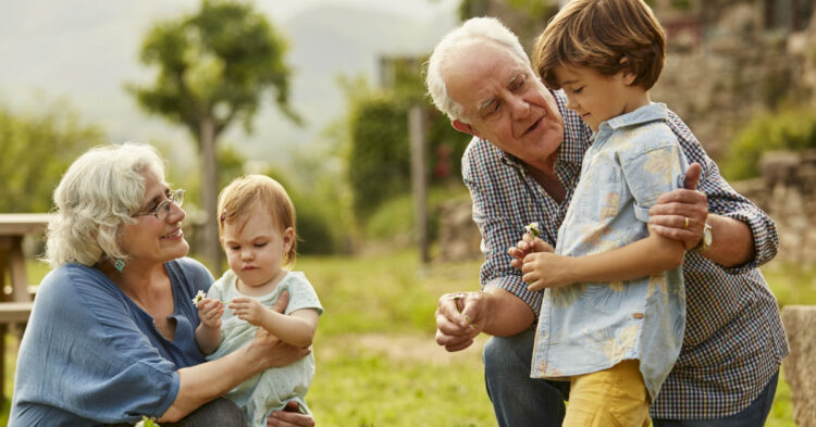 Funciona vacuna Anti-COVID en EU, se desploman 70% hospitalizaciones de adultos mayores