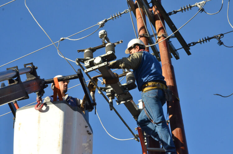 Crecen fallas eléctricas con calorones, reportan varios municipios