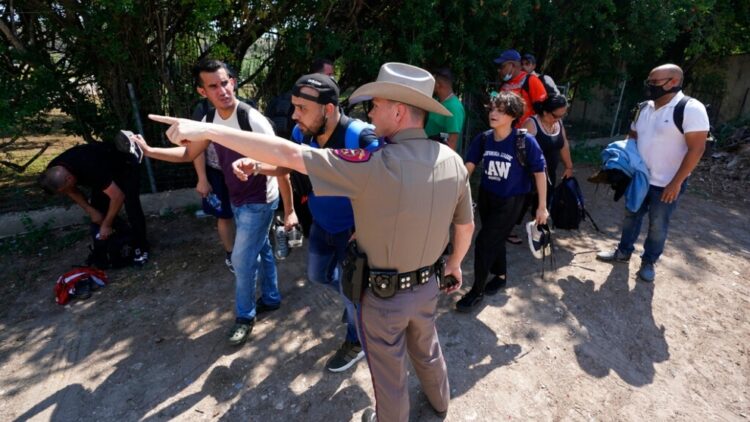 Gobierno de Biden demanda a Texas por detener a migrantes