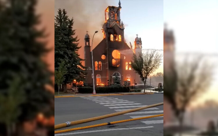 Queman iglesias católicas tras descubrir cementerios con cientos de niños