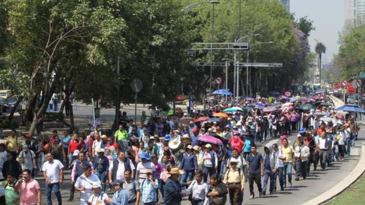 Protestan y marchan maestros contra regreso a clases