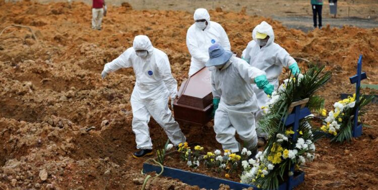 Pandemia deja en México medio millón de muertes más de lo normal