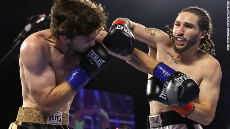 Otra leyenda; Nieto de Mohamed Ali noquea en primer round en su debut