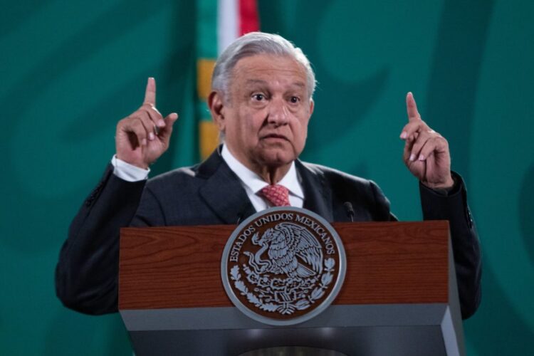 AMLO pide a clase media no dejarse manipular y mandar niños a clases