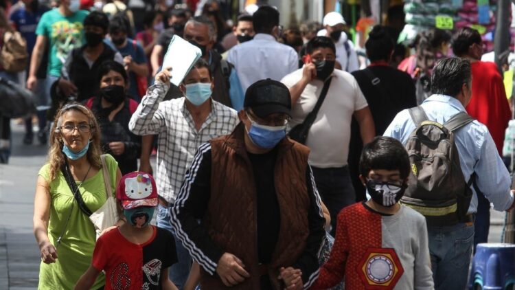 Se multiplican contagios de COVID pero se desploman las muertes