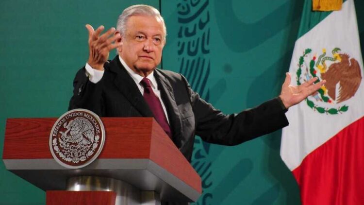 PAN acusa a AMLO de fraude millonario con médicos “piratas”