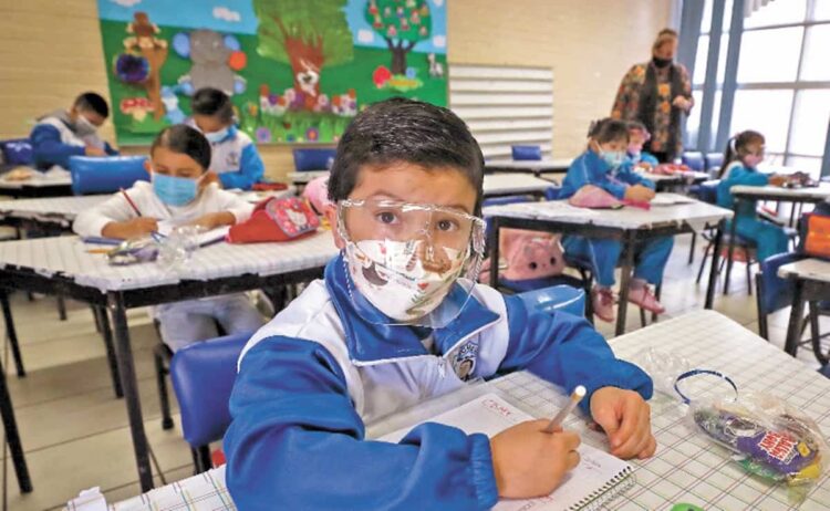 Detectan decenas de casos de COVID en regreso a clases