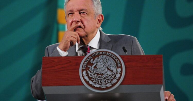 Sancionan a AMLO y a MORENA por violar ley en “Mañanera”