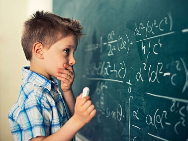 Niños se atrasan en Español y Matemáticas por pandemia