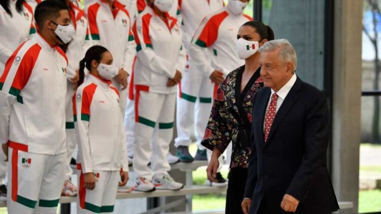 AMLo reparte 111 millones de pesos entre deportistas olímpicos