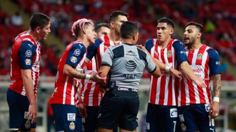 Arbitraje ayuda más a Chivas que al América
