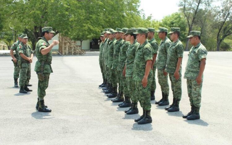 Casi mitad de militares en México ahora reparten apoyos federales