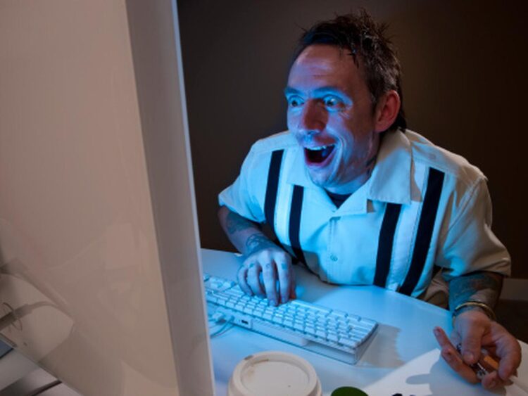 Tras caída de redes sociales; hackers extorsionan con exhibir a pornográficos
