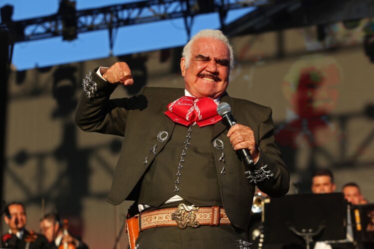 Se recupera Vicente Fernández y pasará Navidad con su familia