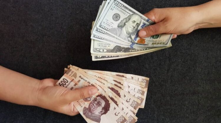 El peso en caída libre; dólar por las nubes