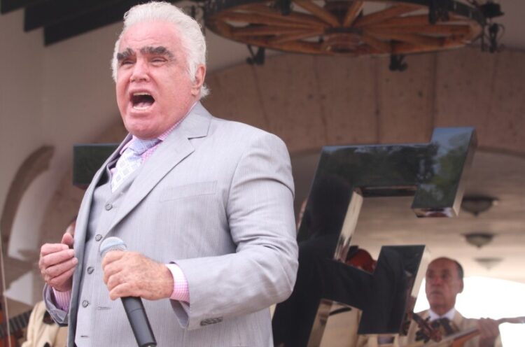 Vicente Fernández otra vez grave por neumonía