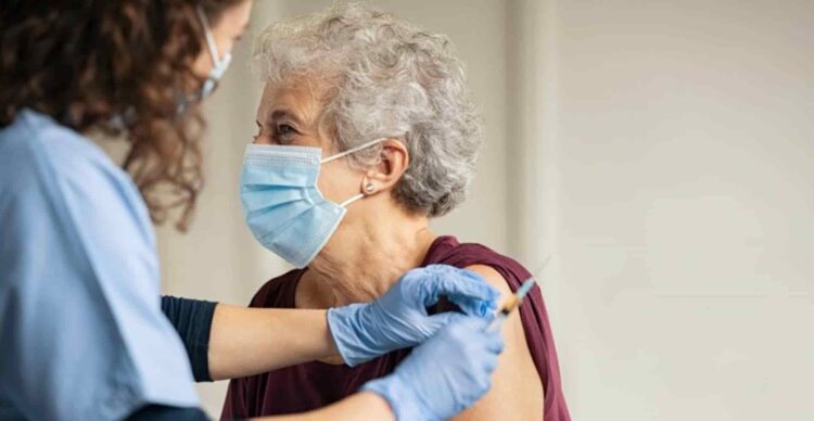 Adultos mayores tendrán que registrarse para tercera vacuna