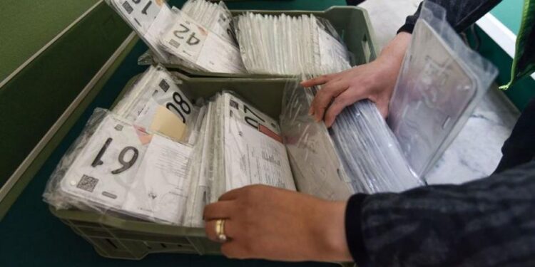 Líder del Congreso reprueba cobros por reemplacamiento
